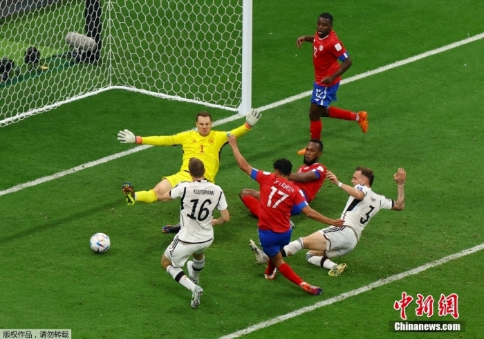 北京时间12月2日，卡塔尔世界杯小组赛E组第3轮，哥斯达黎加队对阵德国队。值得一提的是，本场比赛由三名女裁判组成裁判组，其中来自法国的斯蒂芬妮·弗拉帕特为本场比赛的主裁判。这是世界杯史上首位女性主裁判，也是世界杯史上首次采用女性裁判组执法比赛。上半场德国队一球领先，下半场哥斯达黎加队连进两球逆转比分，随后，哈弗茨梅开二度，菲尔克鲁格锁定胜局。最终，德国队4:2战胜哥斯达黎加队，小组排名第三，连续两届世界杯在小组赛阶段被淘汰。图为哥斯达黎加队17号球员(红)射门瞬间。