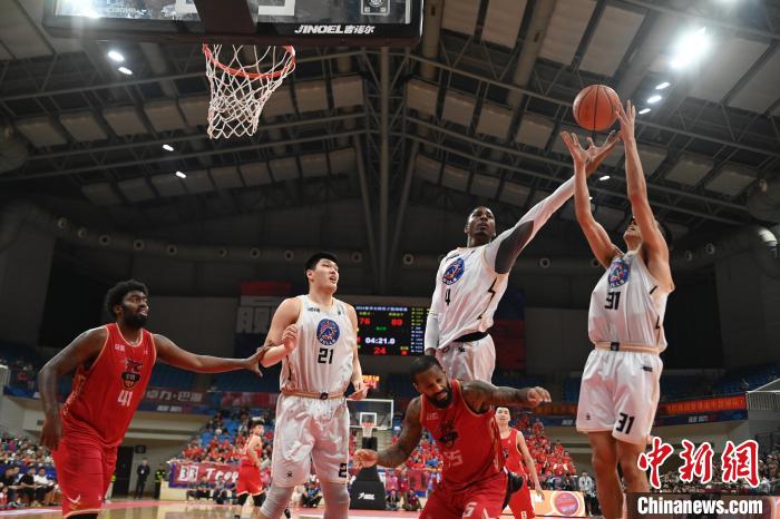 琼斯砍下50分带队，香港金牛队以100-86击败安徽文