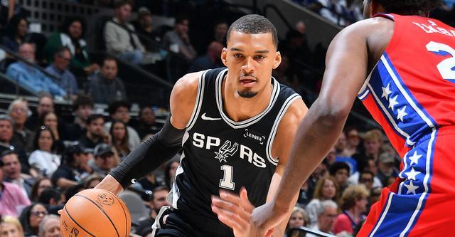 马刺主场逆转击败76人 避免连败送对手两连败 文