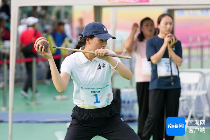 黎族姑娘董健云陀螺赛场展英姿：以柔克刚显韧